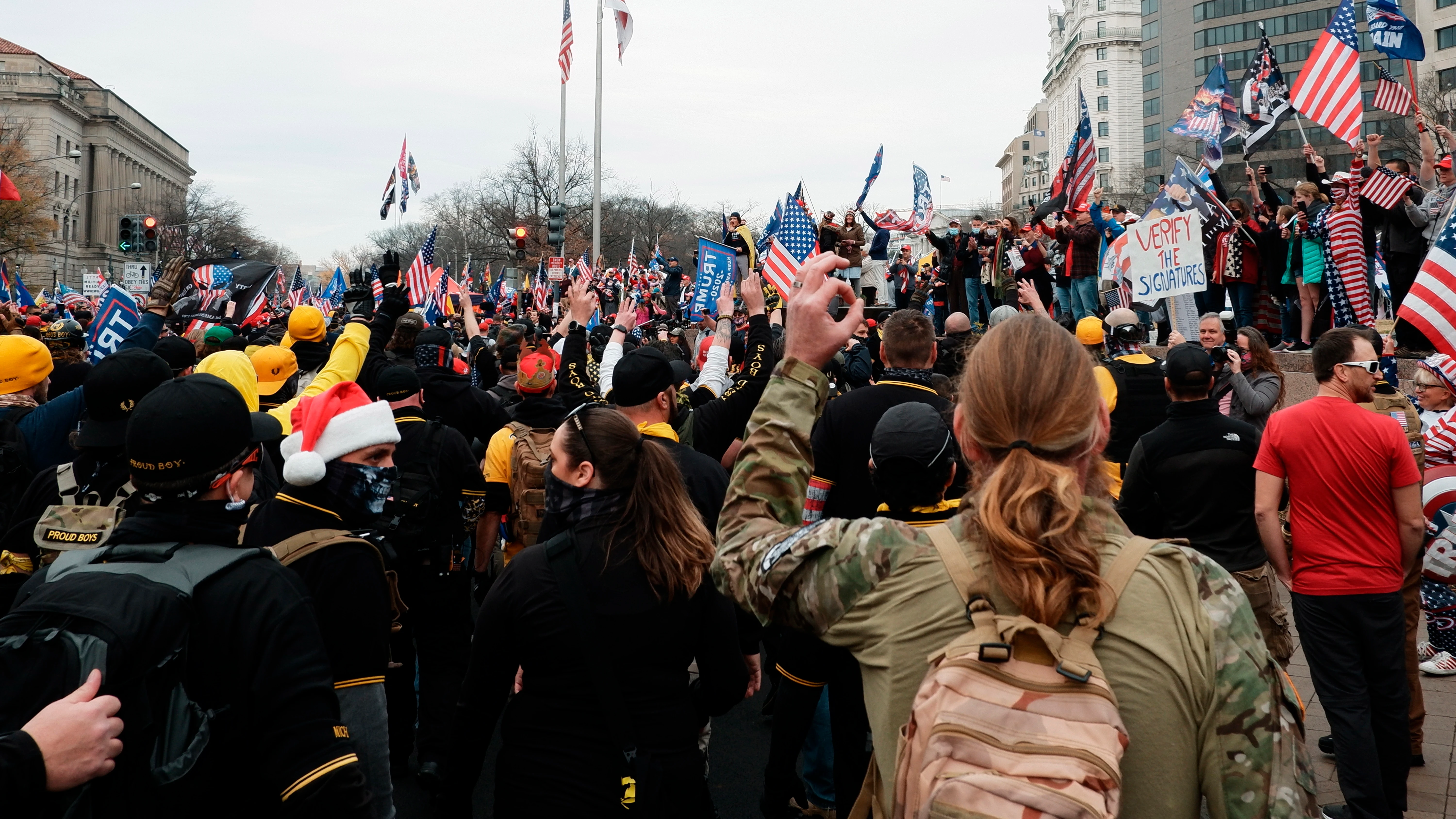 Miembros de Proud Boys hacen el gesto de supremacismo blanco