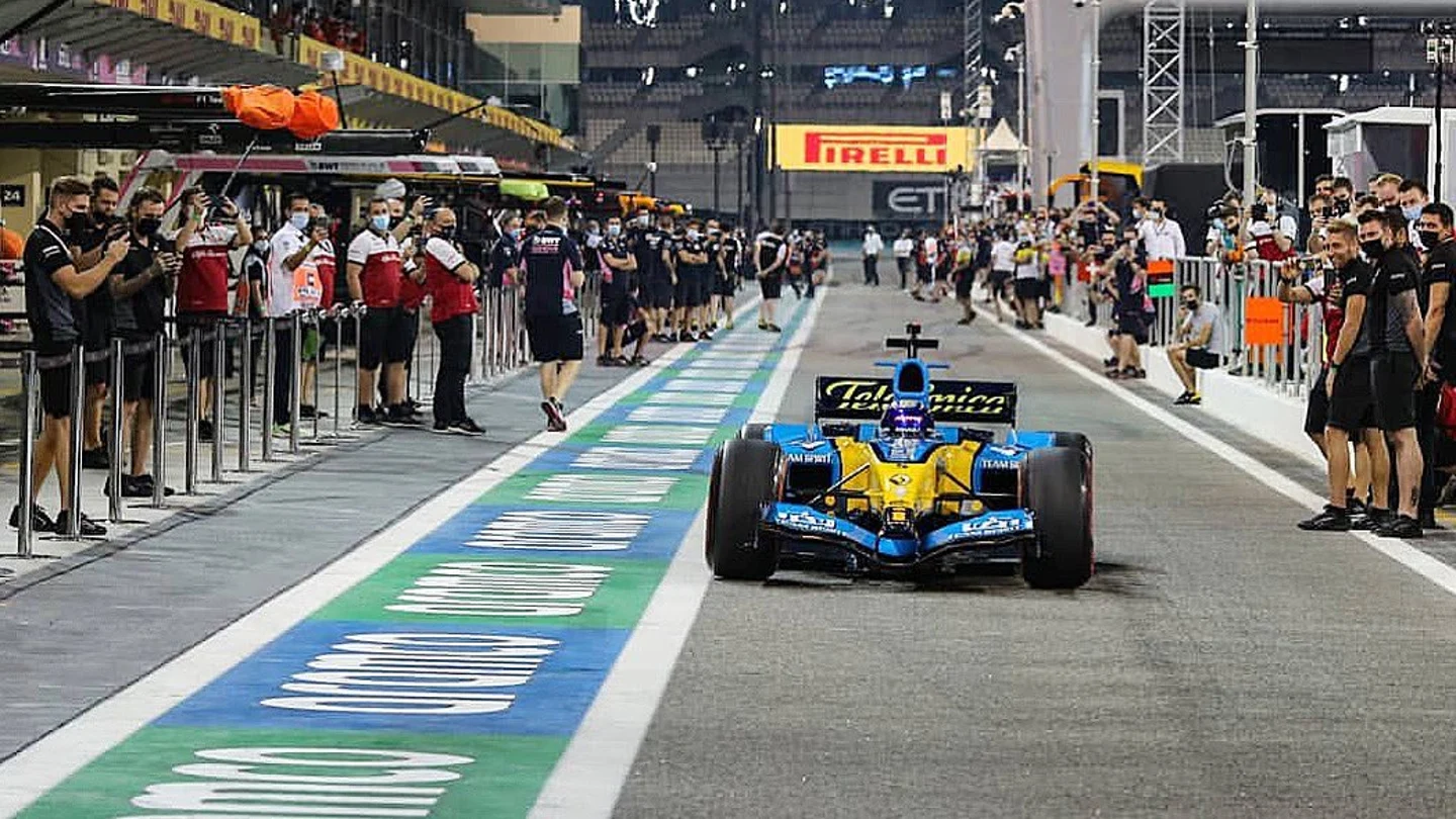 Fernando Alonso con el R25 ante la mirada del paddock que echa de menos los motores v10 Fernando Alonso con el R25 ante la mirada del paddock que echa de menos los motores v10