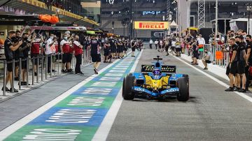 Fernando Alonso con el R25 ante la mirada del paddock que echa de menos los motores v10