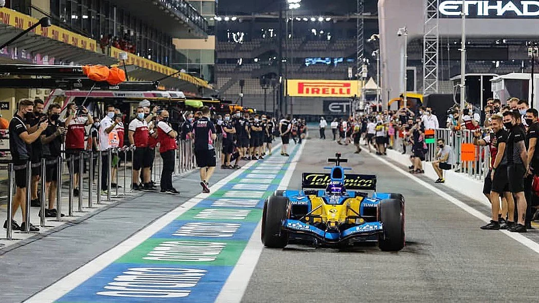 Fernando Alonso con el R25 ante la mirada del paddock que echa de menos los motores v10