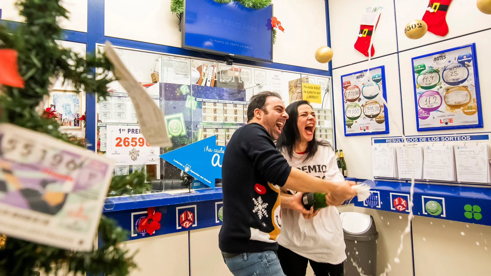 Una pareja celebra un premio de la Lotería de Navidad