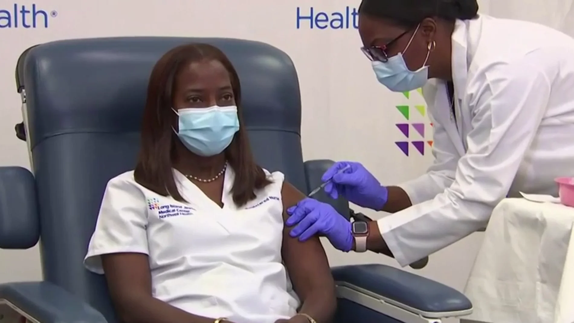 Una enfermera de la UCI en Queens, Sandra Lindsay, la primera persona vacunada contra el COVID de EEUU