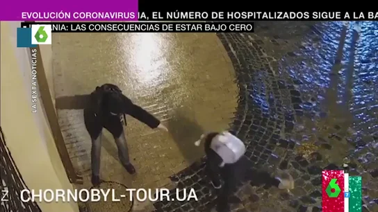 La caída viral de una mujer en plena helada: así es su odisea para intentar mantenerse en pie al cruzar una calle en Kiev La caída viral de una mujer en plena helada: así es su odisea para intentar mantenerse en pie al cruzar una calle en Kiev