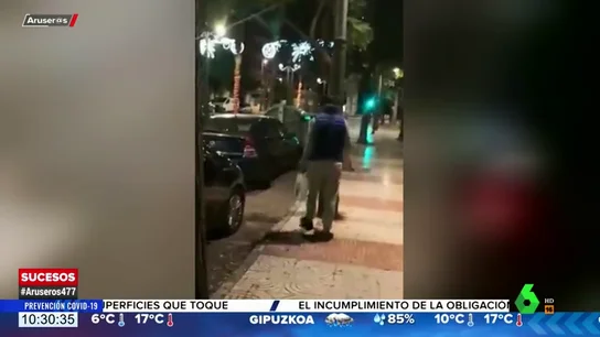 Un 'gorrilla' destroza el coche de una mujer que se niega a pagarle una propina en Aguadulce, Almería Un 'gorrilla' destroza el coche de una mujer que se niega a pagarle una propina en Aguadulce, Almería