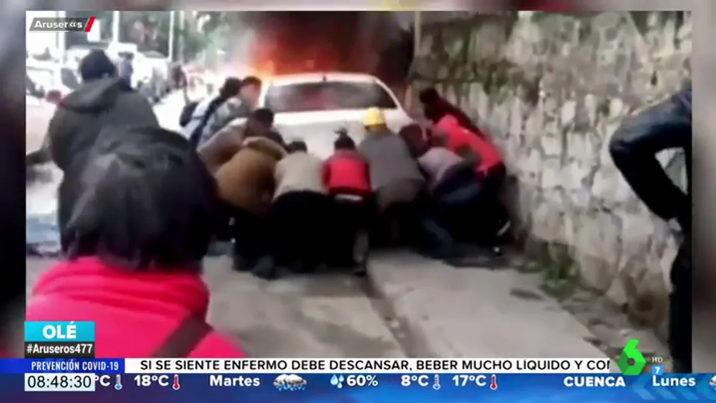 El heroico rescate de un niño de un vehículo en llamas El heroico rescate de un niño de un vehículo en llamas