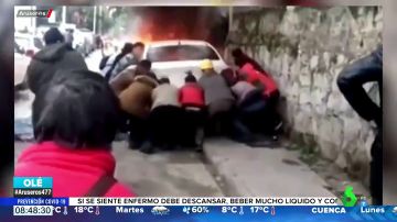 El heroico rescate de un niño de un vehículo en llamas 