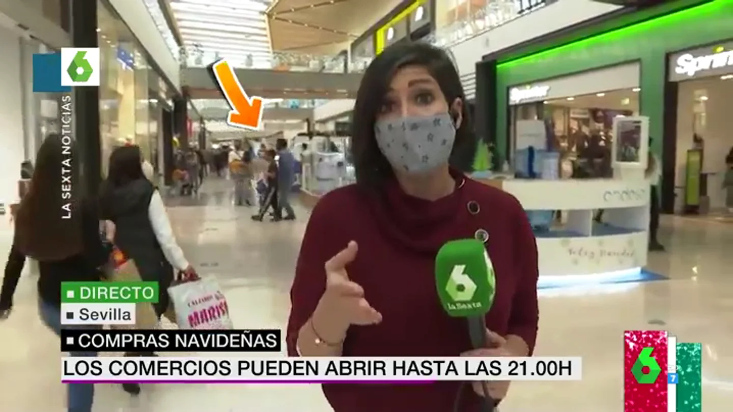 La extraña reacción de dos chicos detrás de una periodista de laSexta en pleno directo del informativo La extraña reacción de dos chicos detrás de una periodista de laSexta en pleno directo del informativo