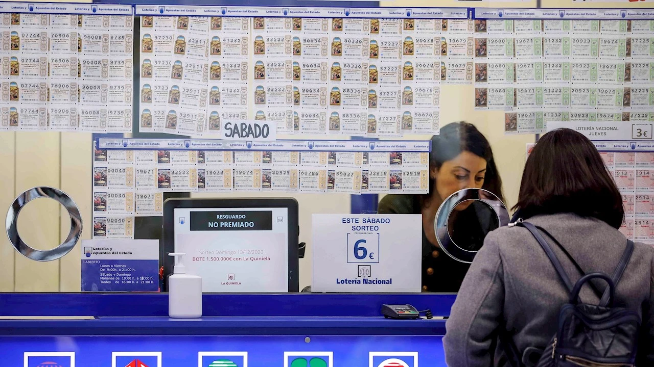 Una persona adquiere lotería en una administración