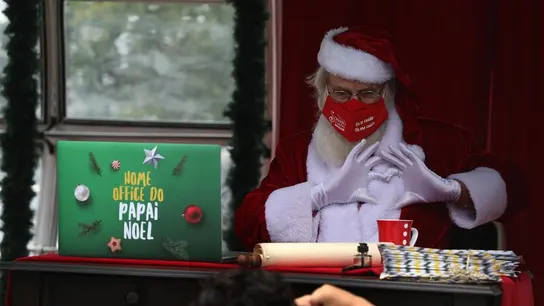 Papá Noel saluda a los niños en Río de Janeiro (Brasil) Papá Noel saluda a los niños en Río de Janeiro (Brasil)