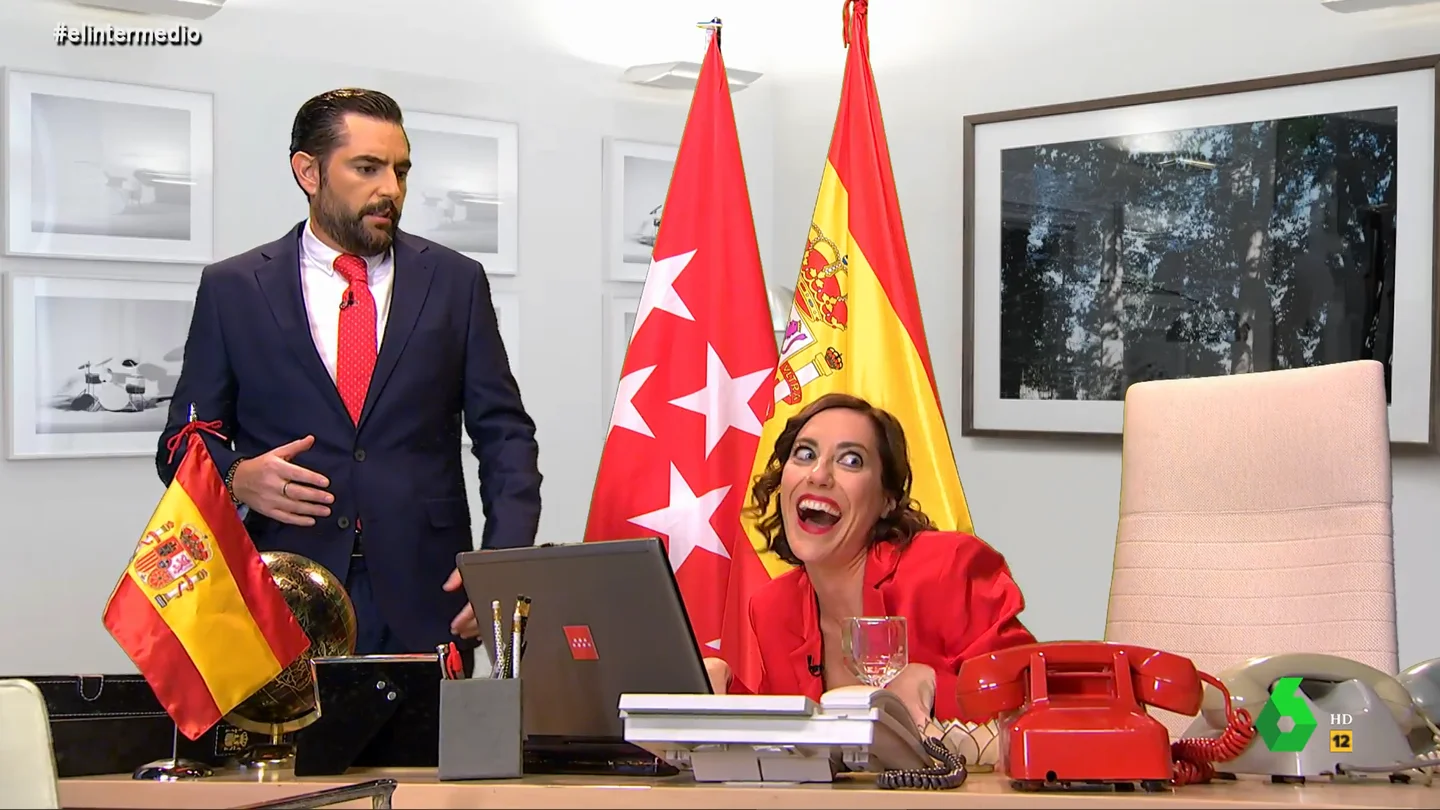 El vídeo que ‘destapa’ cómo Ayuso preparó su reunión con Sánchez: "Nadie se imaginará que estoy en el despacho trabajando" El Intermedio