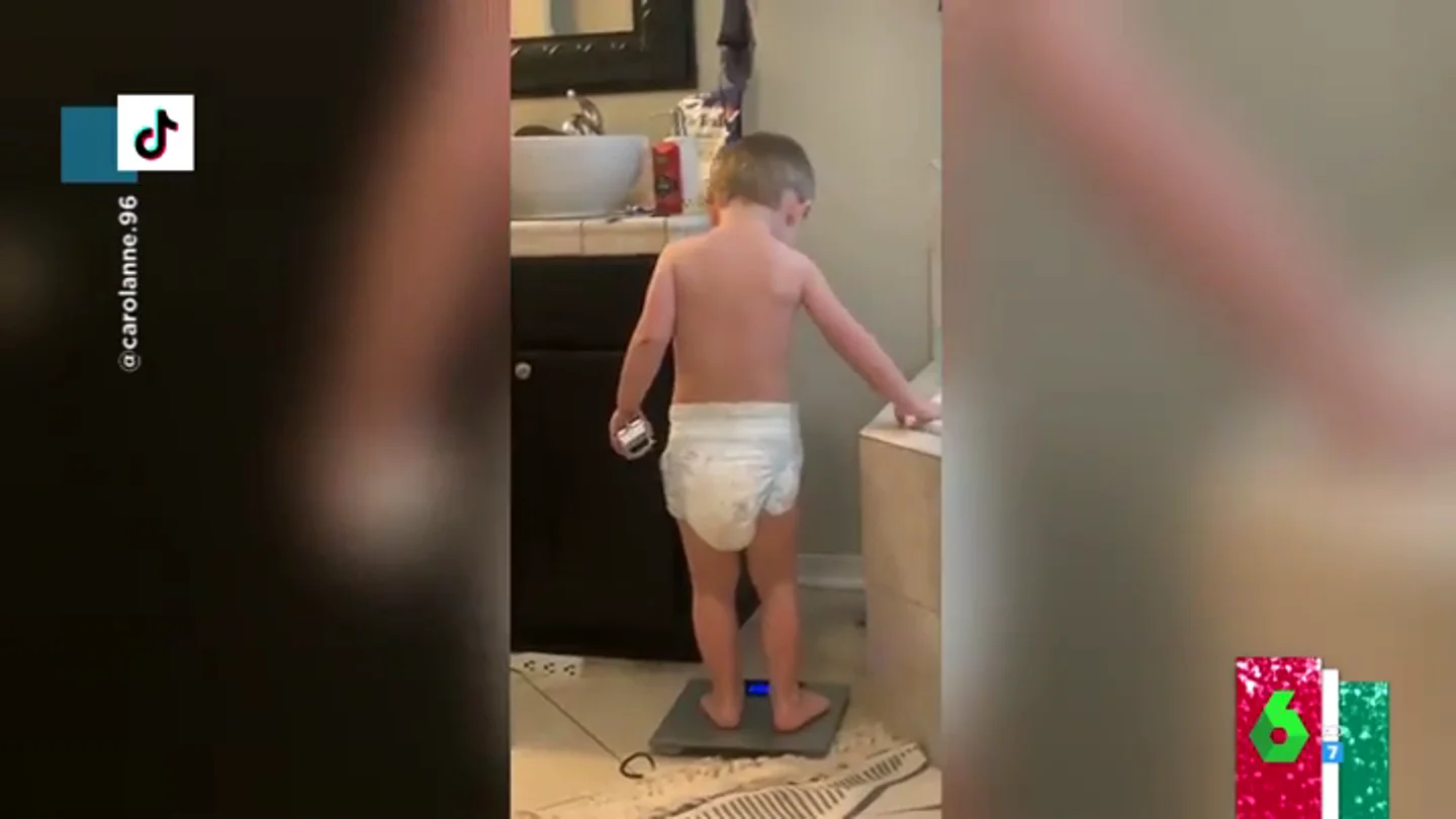 El disgusto viral de un niño cuando se sube a la báscula El disgusto viral de un niño cuando se sube a la báscula