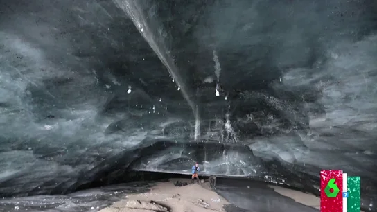 Para llegar hasta allí hay que recorrer en pie parte de un enorme glaciar hasta encontrar una abertura casi escondida en el suelo Para llegar hasta allí hay que recorrer en pie parte de un enorme glaciar hasta encontrar una abertura casi escondida en el suelo