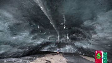 Para llegar hasta allí hay que recorrer en pie parte de un enorme glaciar hasta encontrar una abertura casi escondida en el suelo 