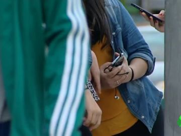 Detienen a 34 menores por compartir material pornográfico infantil "violento y atroz": "Les parecía divertido"
