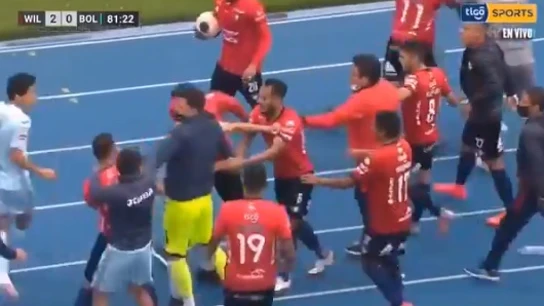 Pelea en el partido entre Jorge Wilstermann y Bolívar. Pelea en el partido entre Jorge Wilstermann y Bolívar.