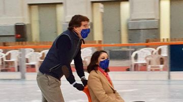 José Luis Martínez-Almeida y Andrea Levy patinando sobre hielo