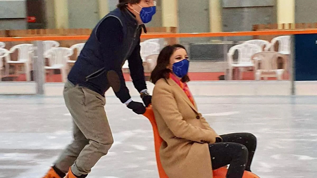 José Luis Martínez-Almeida y Andrea Levy patinando sobre hielo