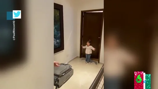 La reacción viral de una niña cuando le intentan dar un abrazo: La reacción viral de una niña cuando le intentan dar un abrazo:
