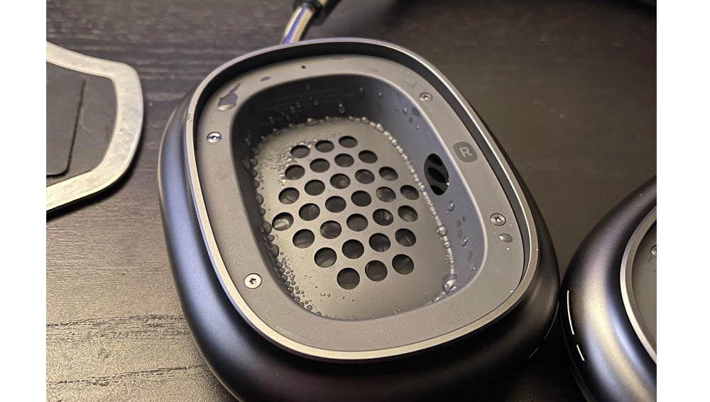 Condensación de agua dentro de los Airpods Max.