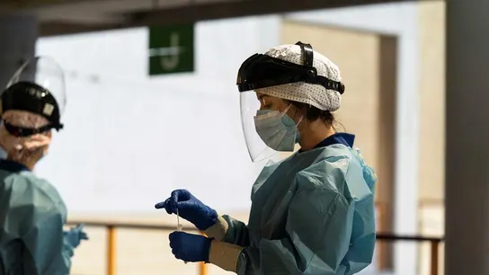 Personal sanitario realizando test del coronavirus Personal sanitario realizando test del coronavirus