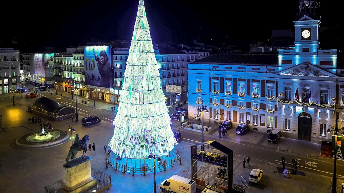 Puerta del Sol de Madrid cerrada ante la prohibición de la tradicional en la víspera de las campanadas de Fin de Año Puerta del Sol de Madrid cerrada ante la prohibición de la tradicional en la víspera de las campanadas de Fin de Año