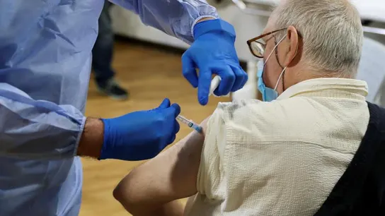 Una sanitaria administra la vacuna de Pfizer en una residencia Una sanitaria administra la vacuna de Pfizer en una residencia