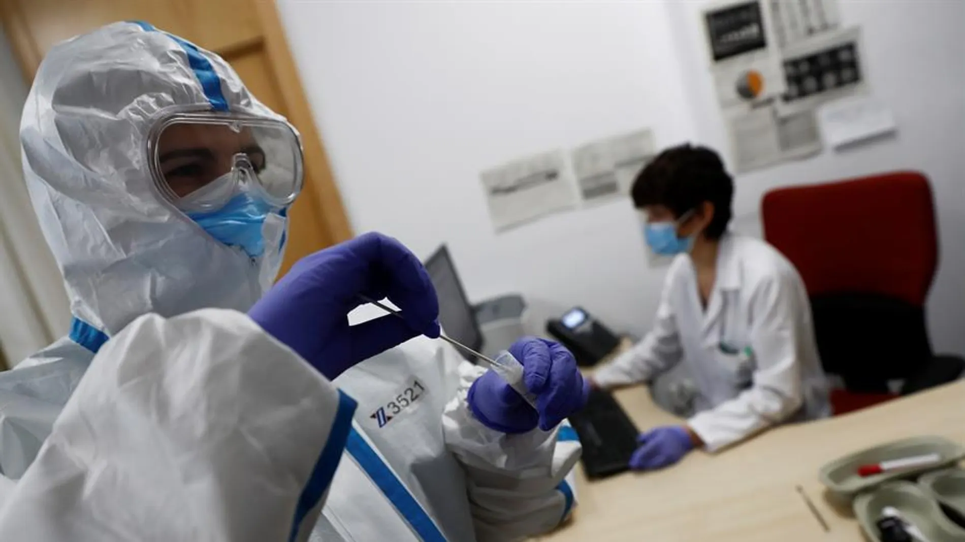 Un sanitario manipula un hisopo para una prueba de coronavirus