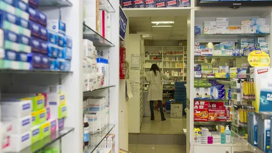 Imagen de archivo del almacén de una farmacia. Estos son los medicamentos que bajan de precio a partir del 1 de enero
