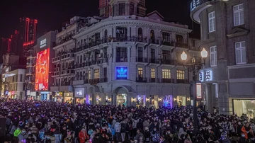 Imagen de las calles de Wuhan repletas de gente para celebrar el Año Nuevo