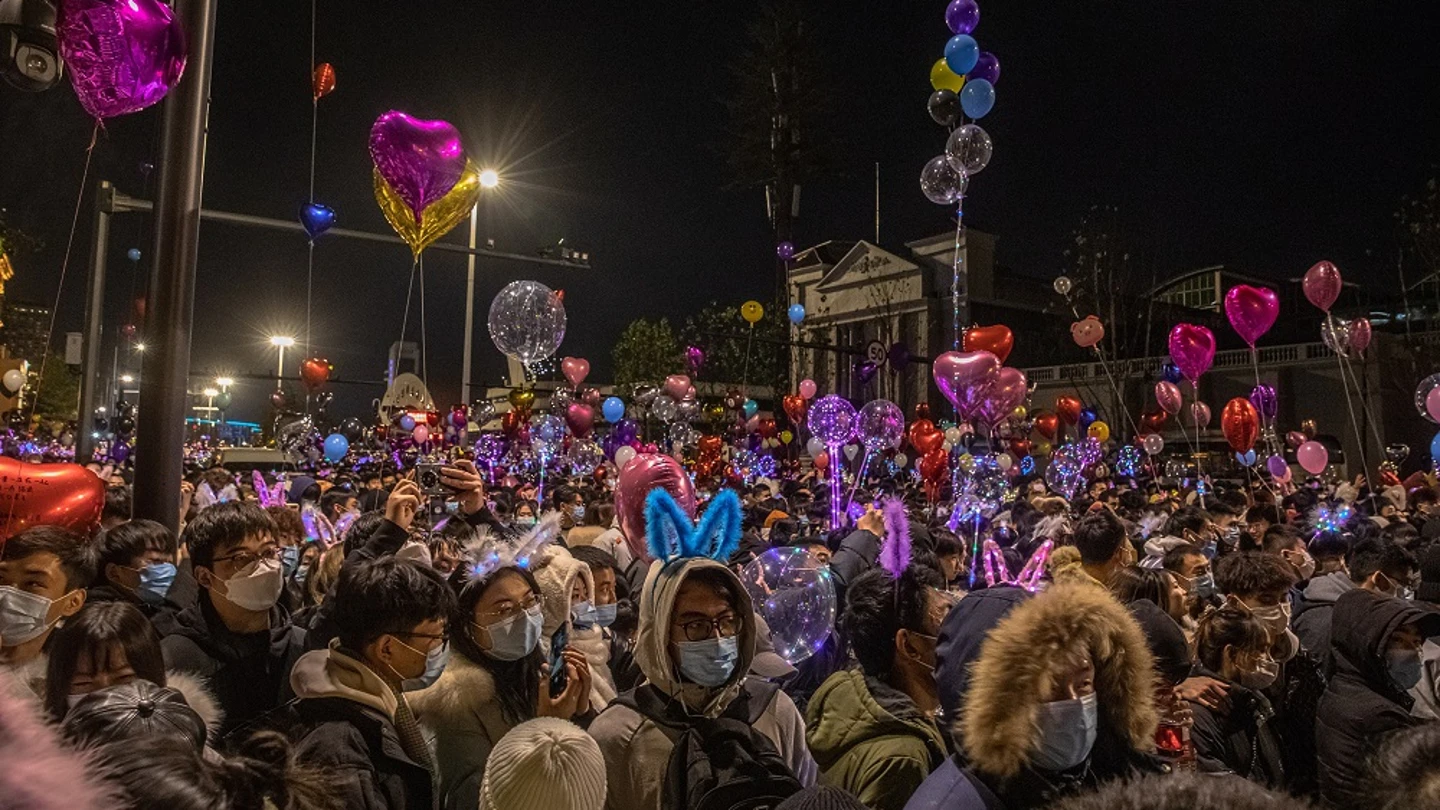 Wuhan despide el 2020 con aglomeraciones y fiestas multitudinarias en plena pandemia del coronavirus Wuhan despide el 2020 con aglomeraciones y fiestas multitudinarias en plena pandemia del coronavirus