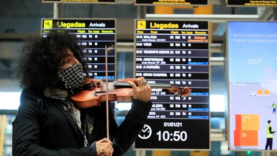 El violinista Ara Malikian, en un concierto improvisado en Barajas El violinista Ara Malikian sorprende con un concierto sorpresa en Barajas