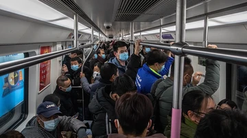 Imagen del Metro de Wuhan atestado de gente