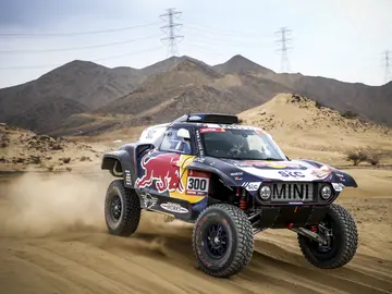 Carlos Sainz ha pinchado en la prólogo   Carlos Sainz ha pinchado en la prólogo