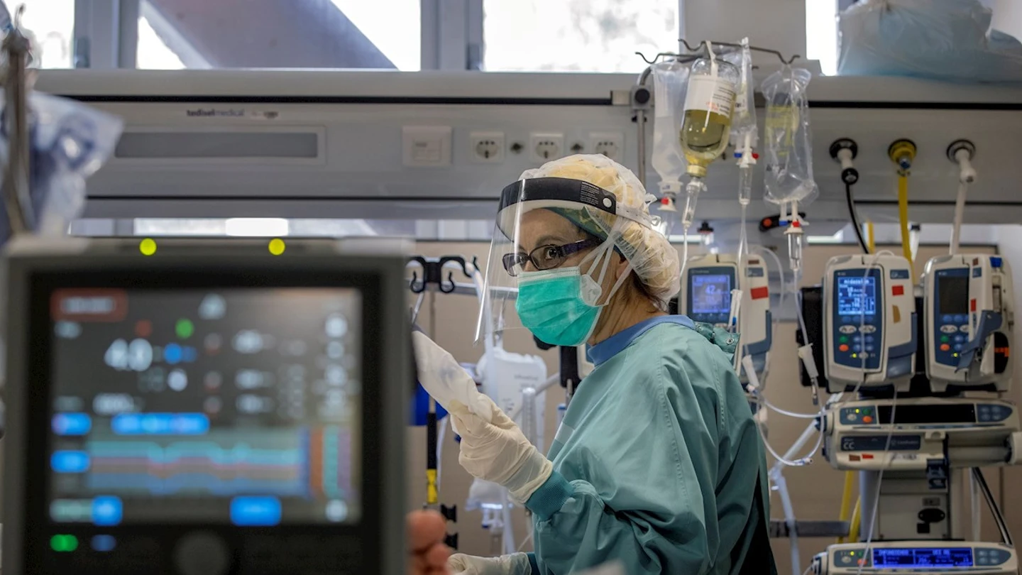 Imagen de archivo de una sanitaria en una UCI Imagen de archivo de una sanitaria en una UCI