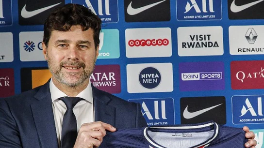 Pochettino posa con la camiseta del PSG Pochettino posa con la camiseta del PSG
