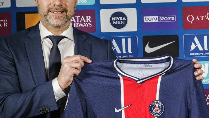 Pochettino posa con la camiseta del PSG