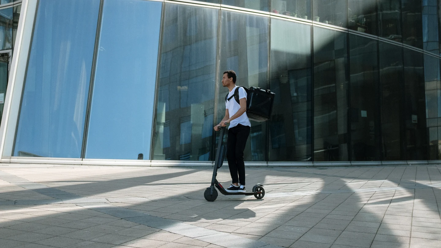 Un hombre en un patinete eléctrico Un hombre en un patinete eléctrico