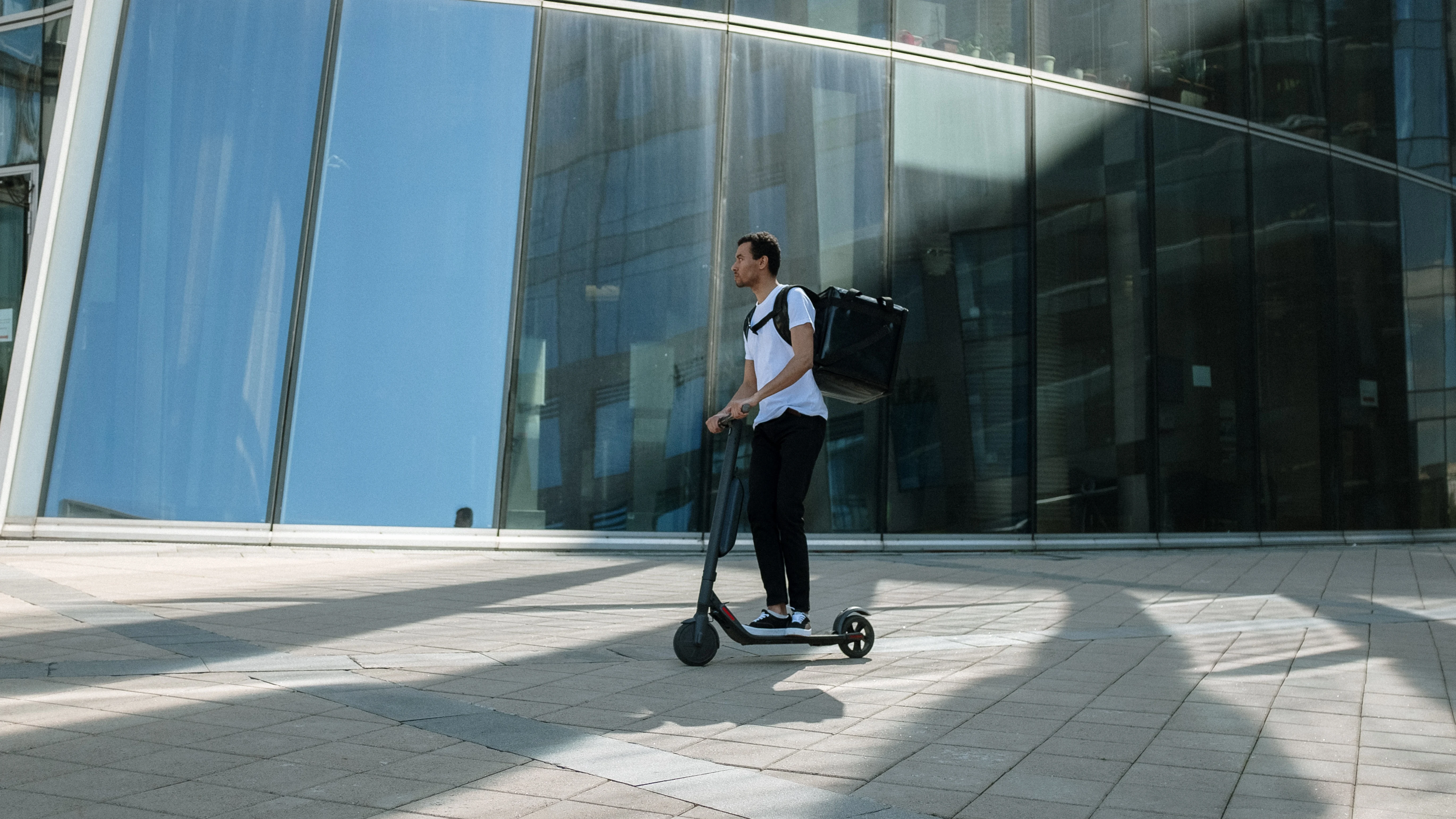 Un hombre en un patinete eléctrico