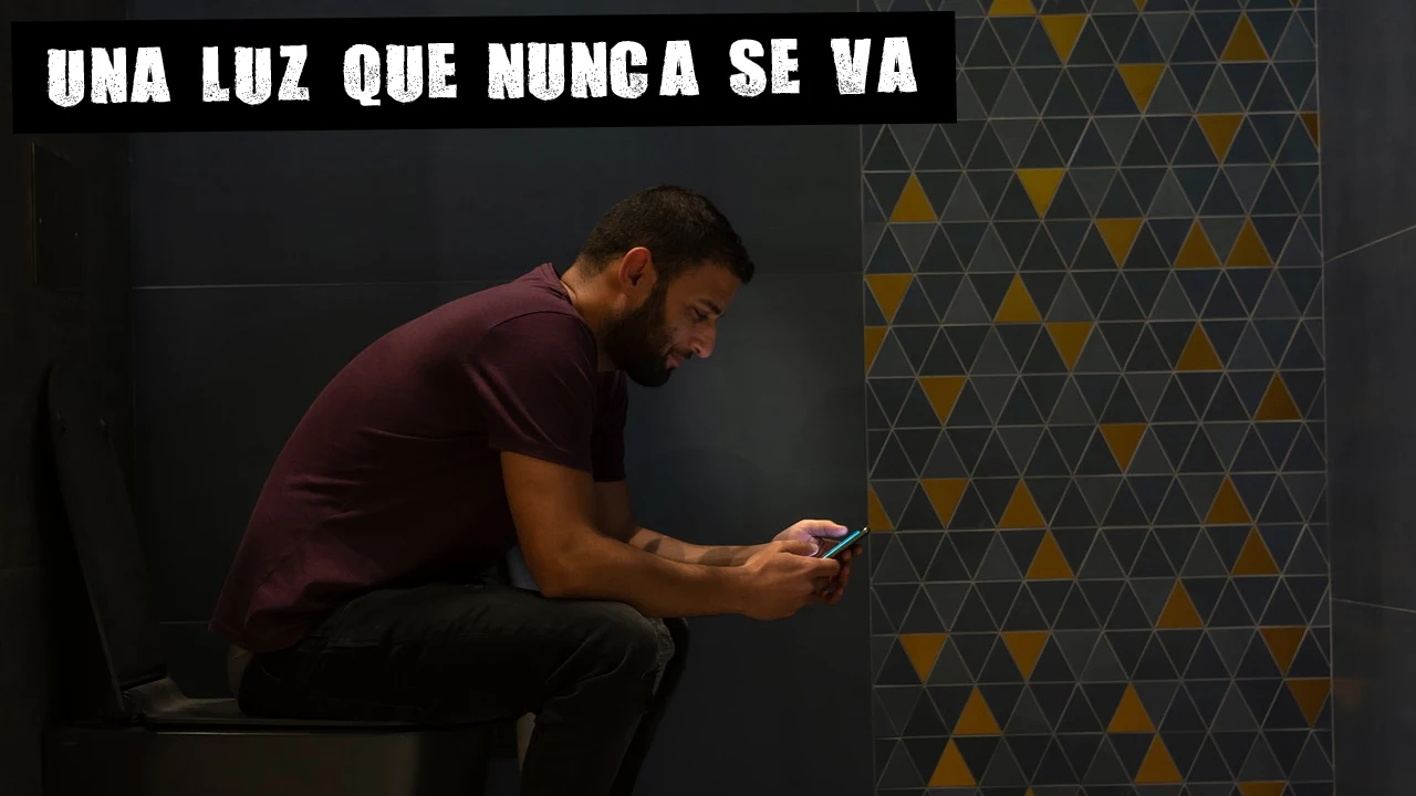 Un hombre con un teléfono móvil