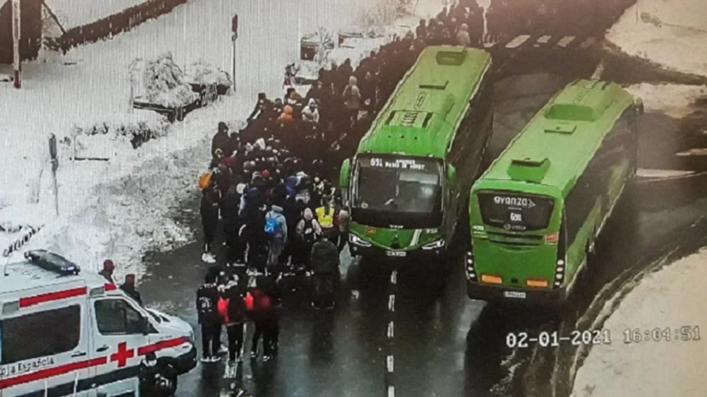 Imagen de la evacuación a 150 personas en el Puerto de Navacerrada Imagen de la evacuación a 150 personas en el Puerto de Navacerrada