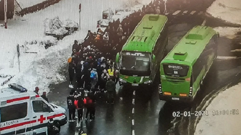 Imagen de la evacuación a 150 personas en el Puerto de Navacerrada