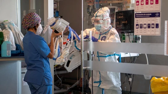 Preparativos para entubar a paciente del Hospital Son Espases de Palma de Mallorca Preparativos para entubar a paciente del Hospital Son Espases de Palma de Mallorca