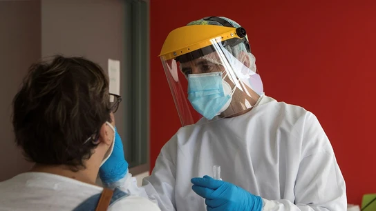 Imagen de un sanitario realizando una PCR Imagen de un sanitario realizando una PCR