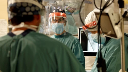 Varios profesionales sanitarios trabajan en la UCI del Hospital Vall d'Hebron de Barcelona Varios profesionales sanitarios trabajan en la UCI del Hospital Vall d'Hebron de Barcelona