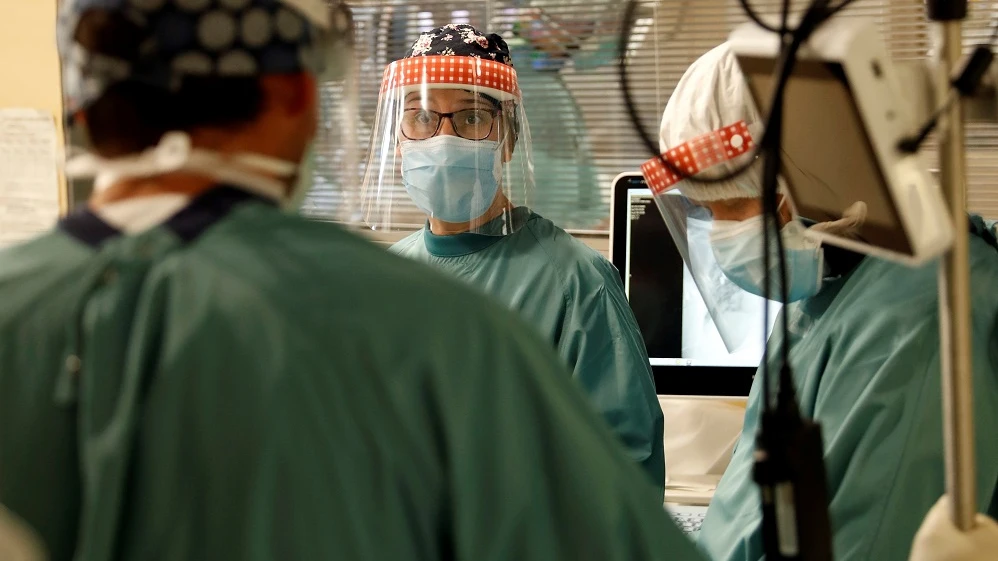 Varios profesionales sanitarios trabajan en la UCI del Hospital Vall d'Hebron de Barcelona