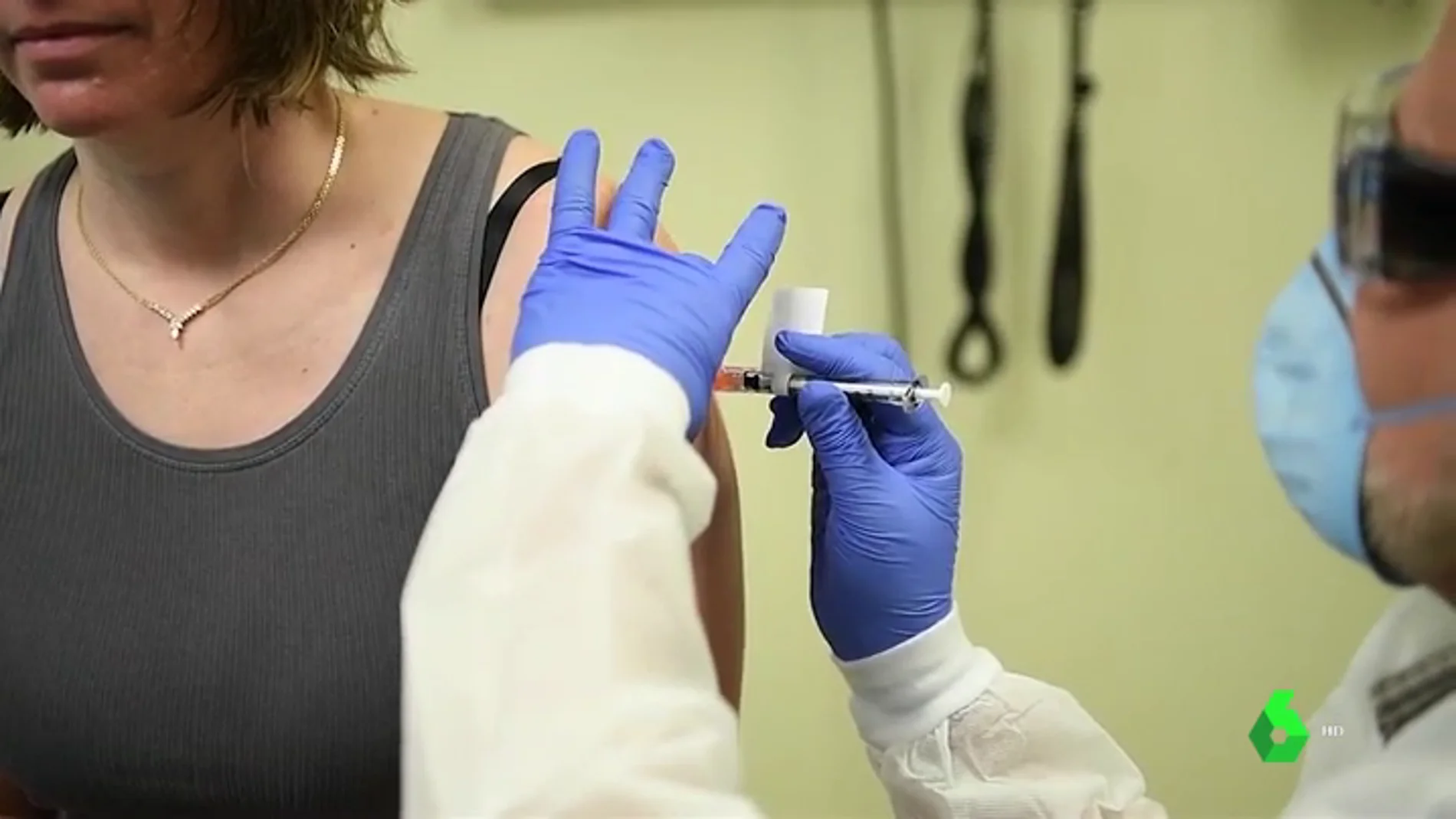 Imagen de una persona poniéndose la vacuna