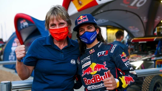 Cristina Gutiérrez, a la derecha, junto a Jutta Kleinschmidt, ganadora del Dakar Cristina Gutiérrez, a la derecha, junto a Jutta Kleinschmidt, ganadora del Dakar