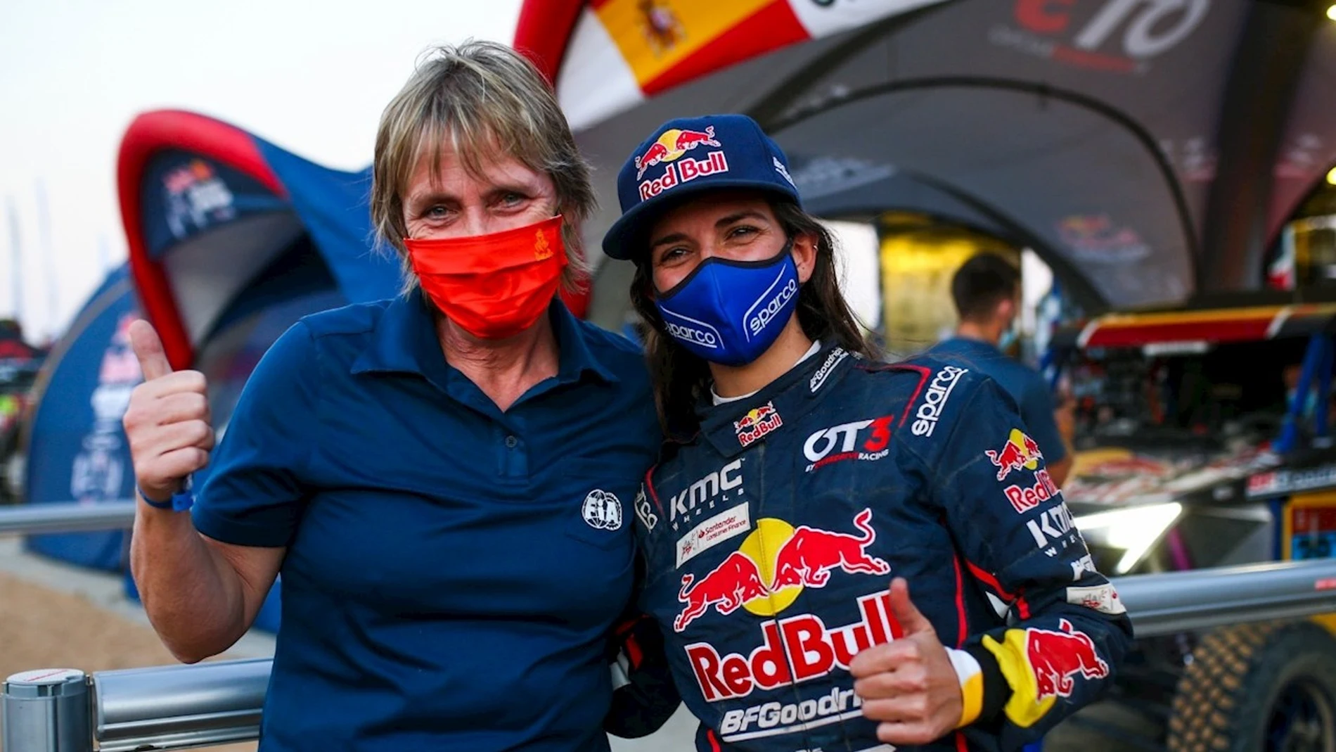 Cristina Gutiérrez, a la derecha, junto a Jutta Kleinschmidt, ganadora del Dakar