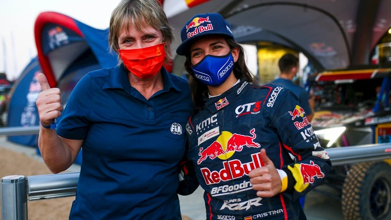 Cristina Gutiérrez, a la derecha, junto a Jutta Kleinschmidt, ganadora del Dakar