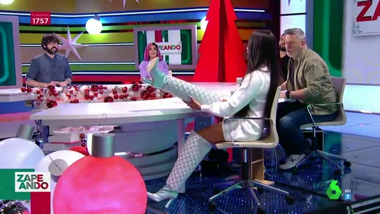El momentazo en el que Cristina Pedroche aparece con sus espectaculares botas de cristales de las Campanadas 2020 El momentazo en el que Cristina Pedroche aparece con sus espectaculares botas de cristales de las Campanadas 2020